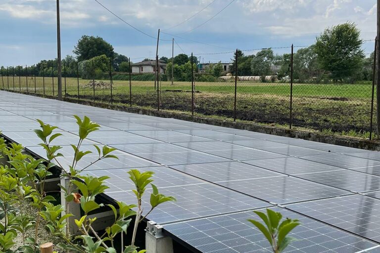 Installazione di tre impianti fotovoltaici con potenza complessiva di 60kW e accumulo da 120kW con una produzione annua di 61.049,85kWh, derivanti da 162 moduli su 98.39 m². L’installazione è stata effettuata a terra tramite una struttura di fissaggio zavorrato disposto a vela per il mantenimento dell’inclinazione a 5° rispetto al suolo. Oltre alla posa del cappotto termico, sostituzione infissi e serramenti e installazione climatizzazione estiva invernale in pompa di calore.